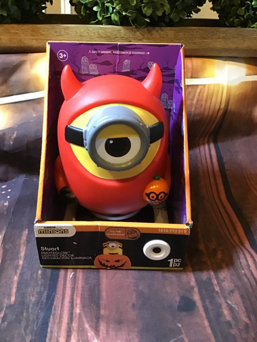 Minions Stuart emote glow animated Halloween decoration